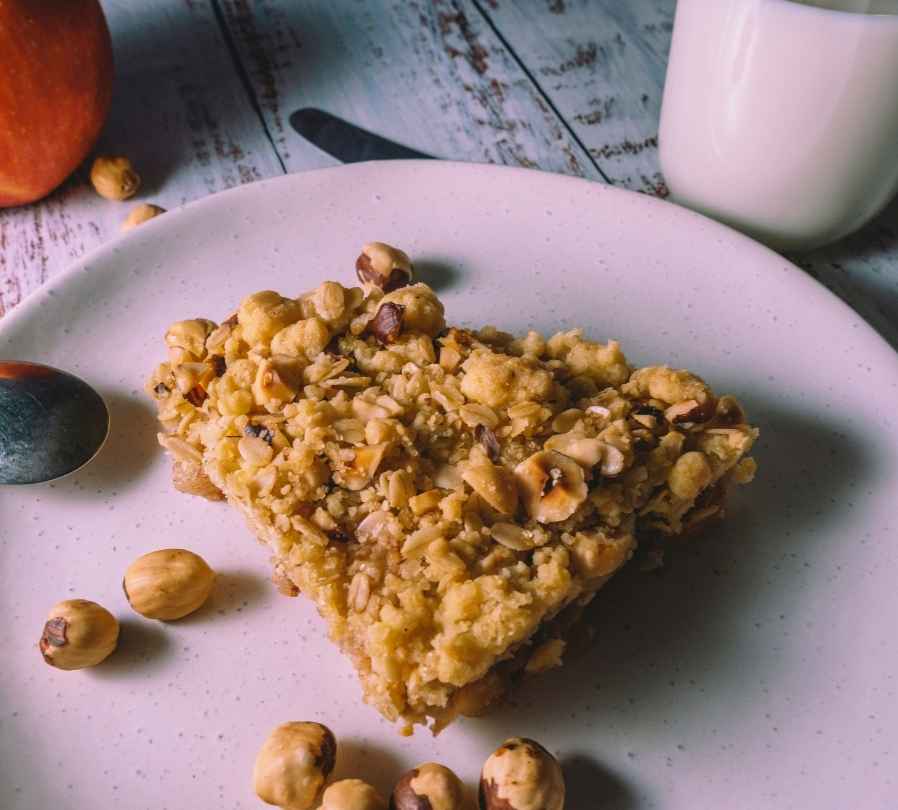 Glutenfreier Aprikosen-Apfel-Crumble für 6 Personen